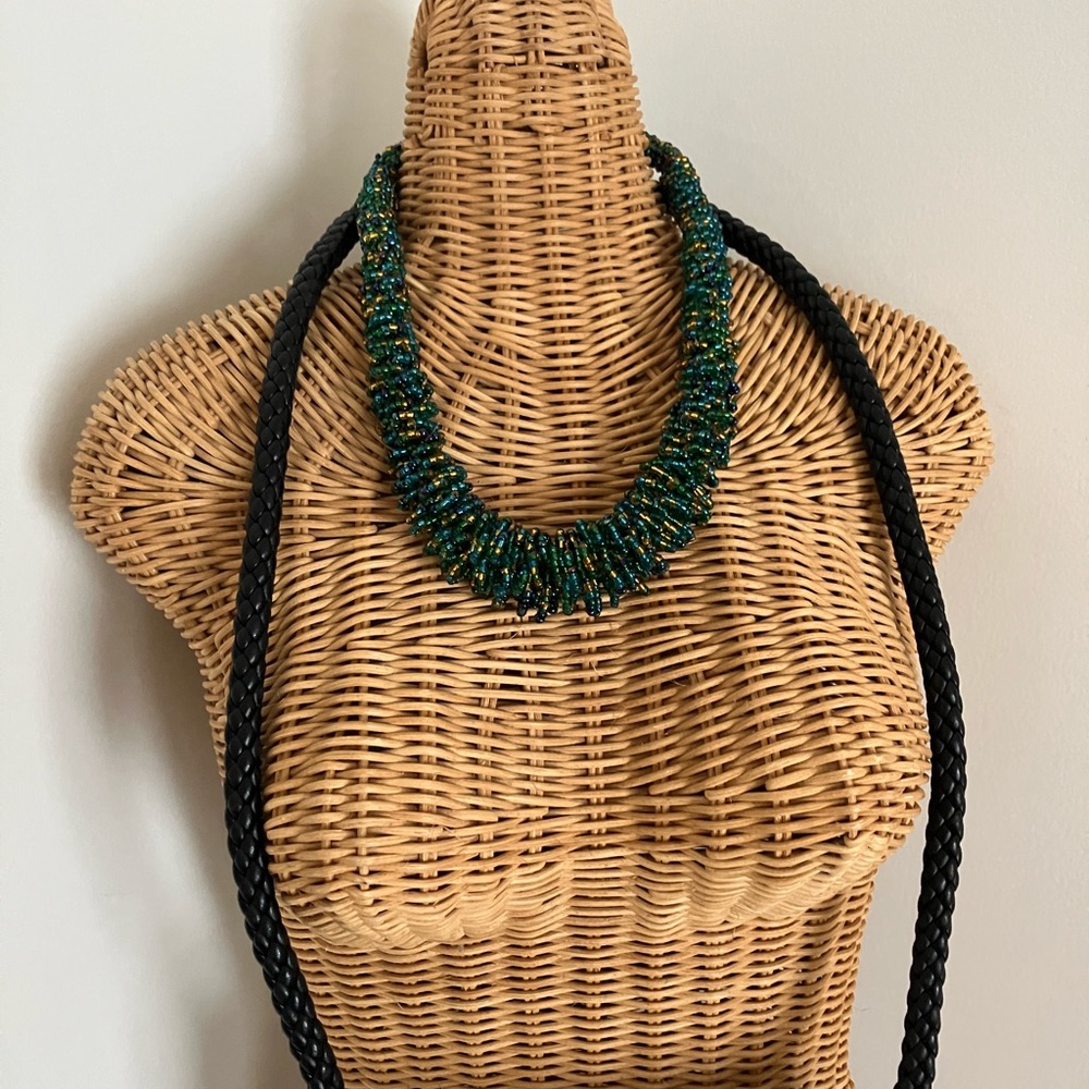 Handcrafted beaded necklace - Picture 1 of 9